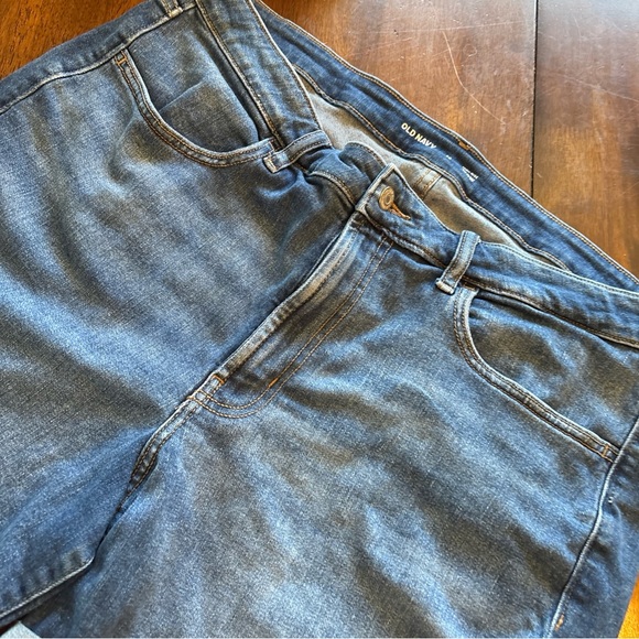 Old Navy Women's Mid-Blue Rolled Cuff Denim Shorts - Picture 3 of 10